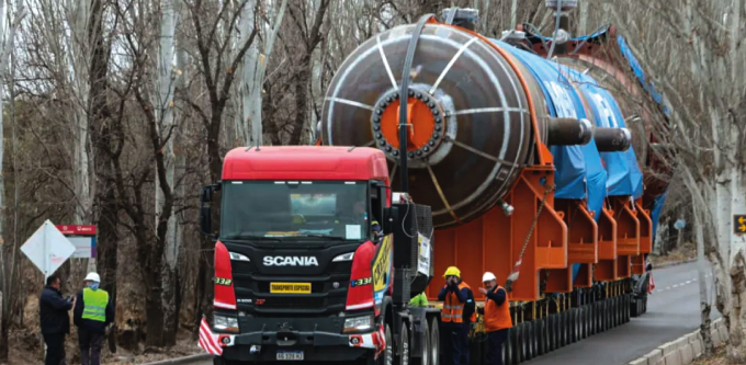 🚚 Logran un operativo histórico: el reactor de 456 toneladas llegó finalmente a Luján de Cuyo.